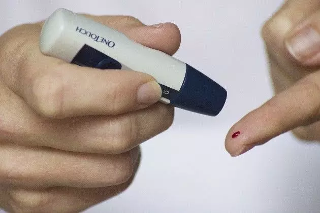 DM Stick and Reader to Test Blood Sugar Levels SimpleMed